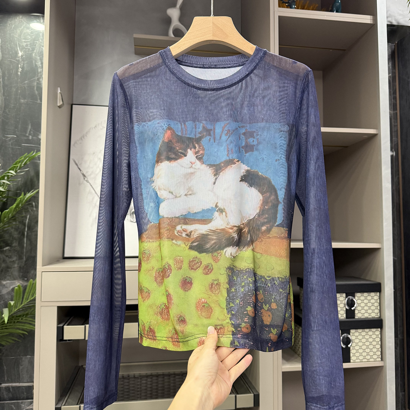 wu敌爱！显瘦还凉快！修身网纱小猫印花圆领长袖T恤女  166093~ZY