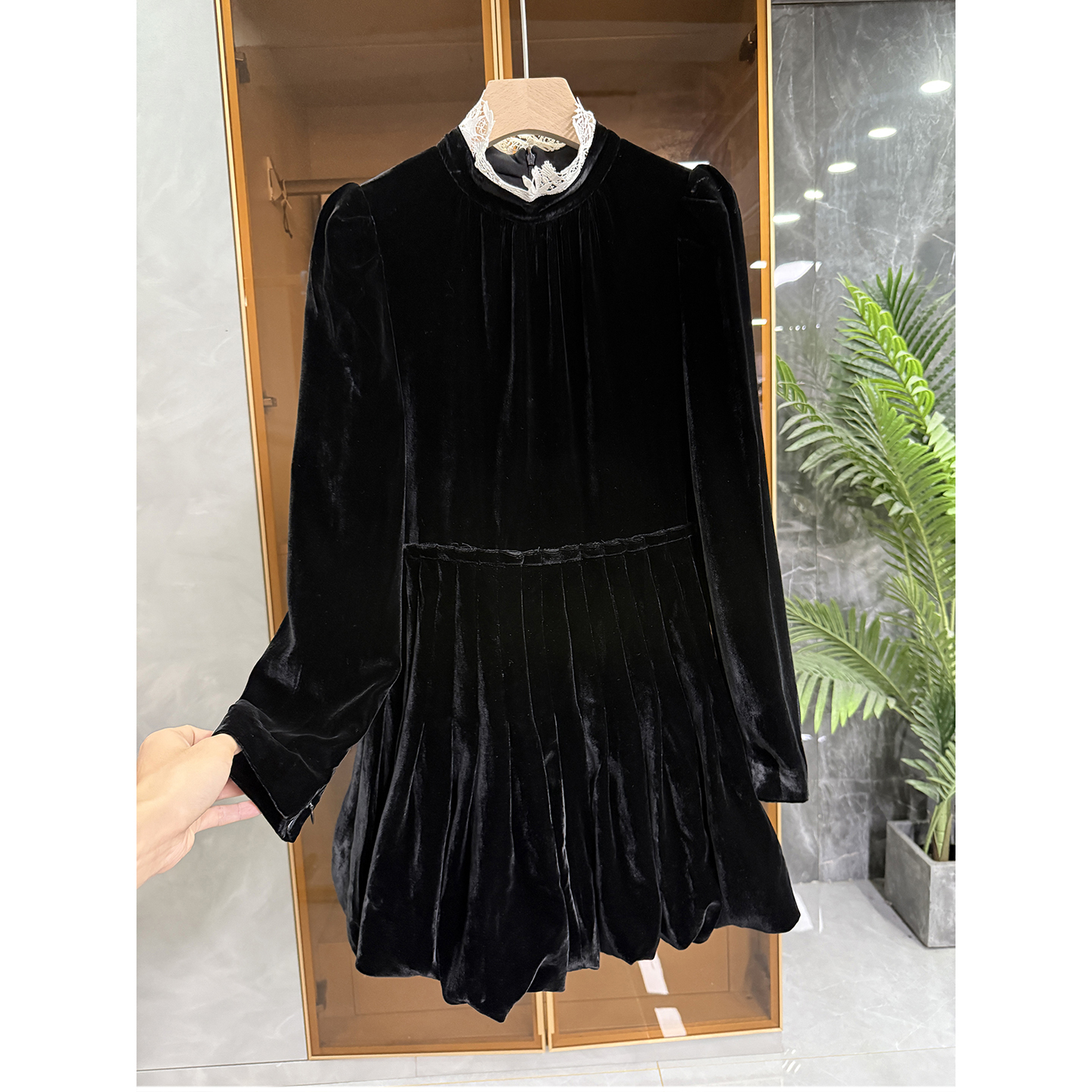 美出片！浪漫法式！真丝丝绒拼花边立领百褶连衣裙   20234697~JS