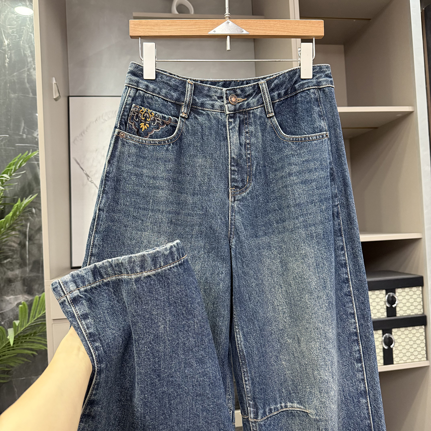刺绣口袋磨毛中高腰牛仔镰刀裤