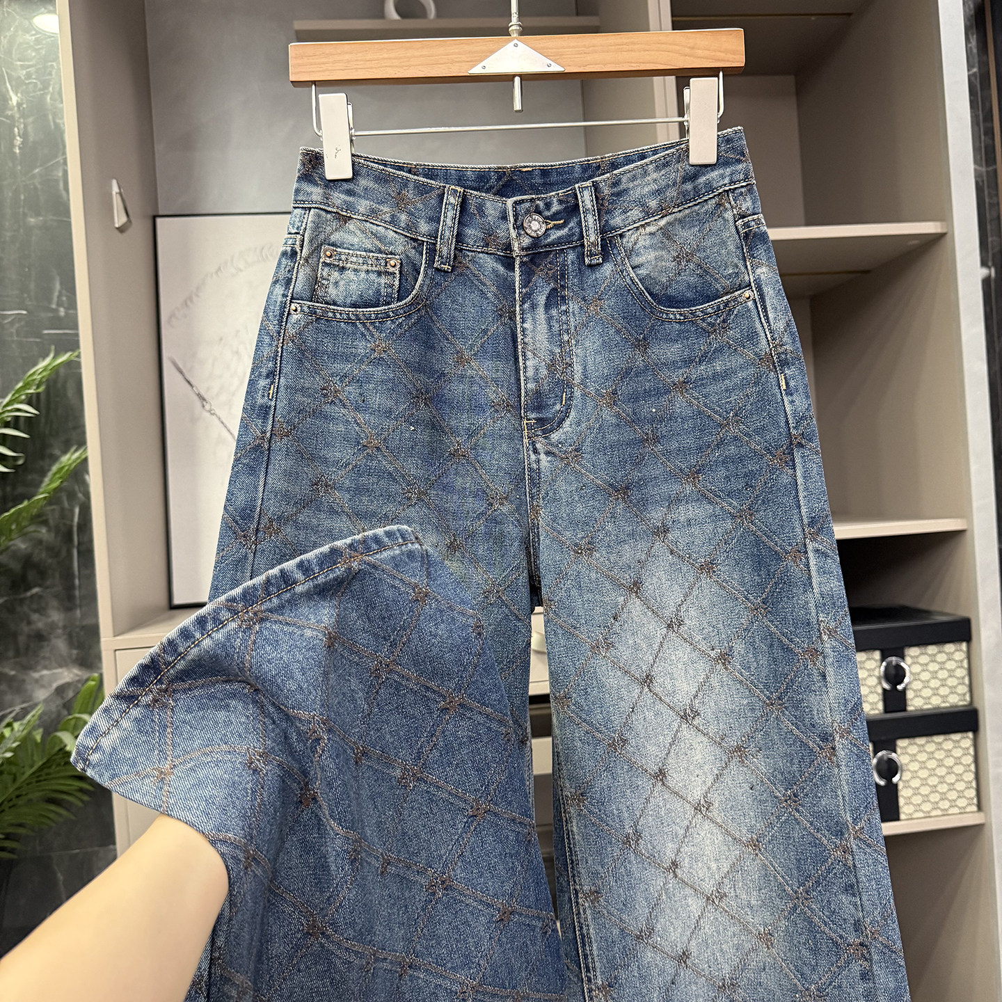 N货！烫钻菱格中高腰牛仔直筒裤图片