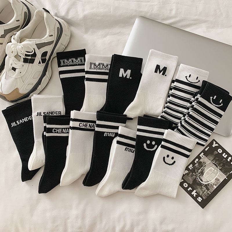 个性黑白笑脸字母条纹袜子女秋冬新疆棉中筒袜韩国ins潮运动百搭