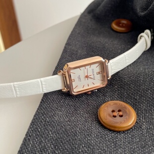 ins风手表女简约气质小众轻奢高级感休闲复古皮带小方块石英腕表