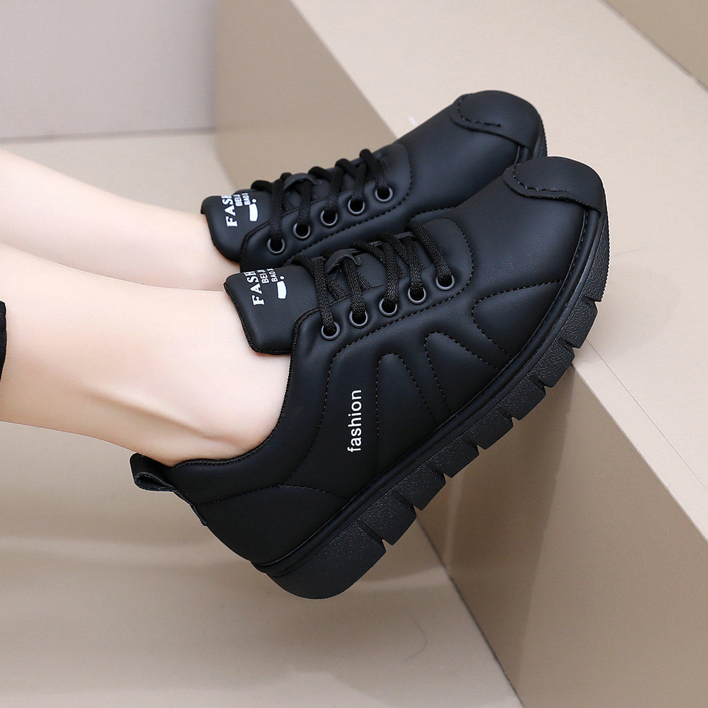 2025新款秋季皮面休闲轻便不累脚防滑耐磨百搭面包软底运动鞋女