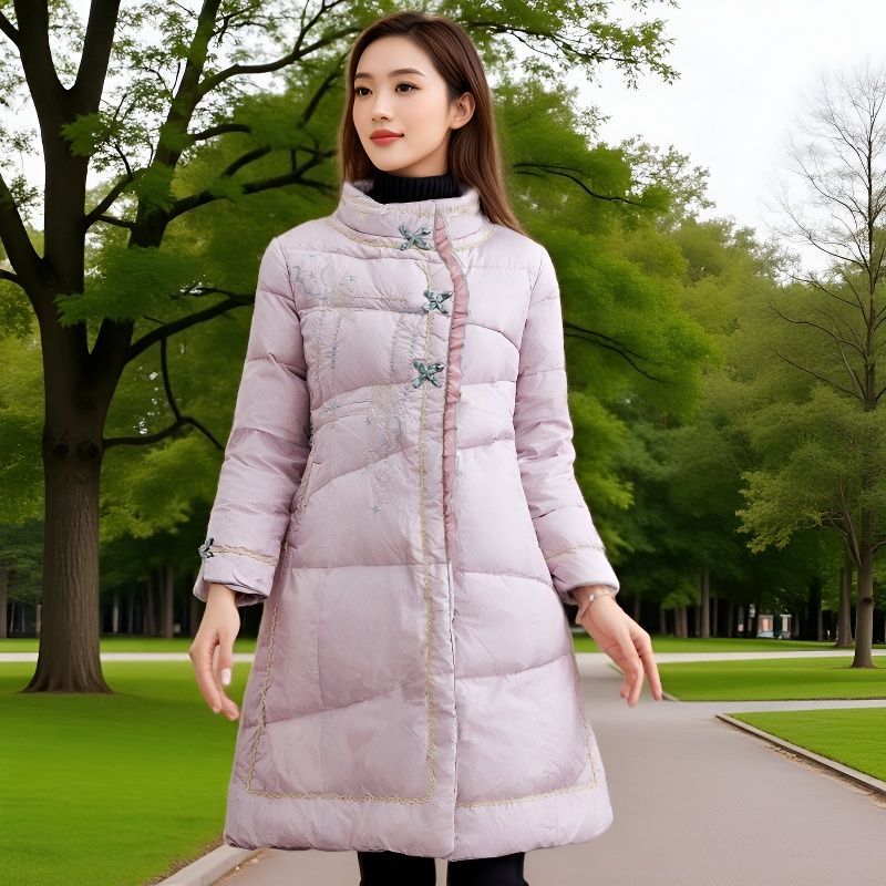 刺绣新中式国风立领白鸭绒羽绒服女装冬季新绣花款长款外套 成怡