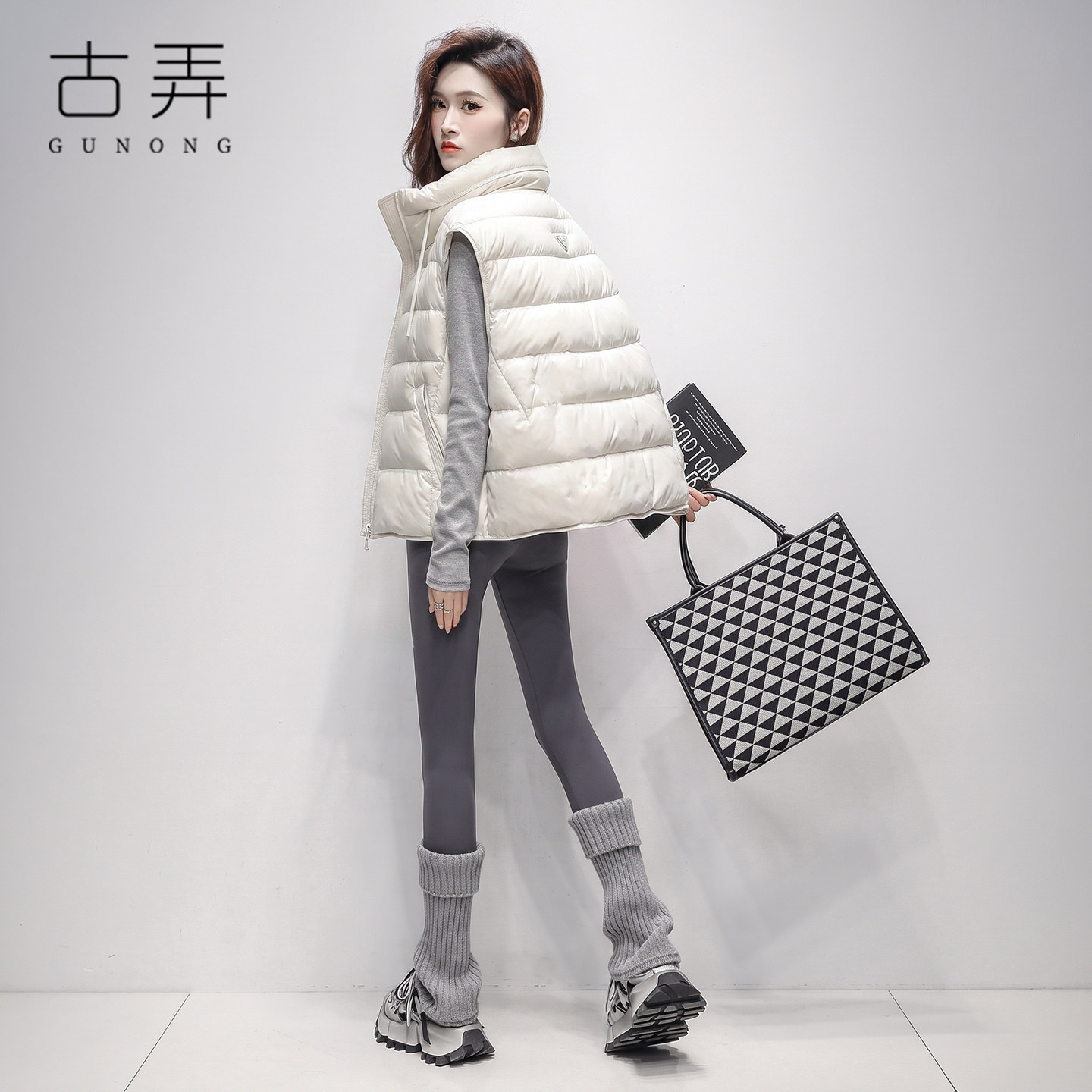 轻薄羽绒服马甲女2026新款短款时尚立领设计感背心保暖鸭绒外套潮