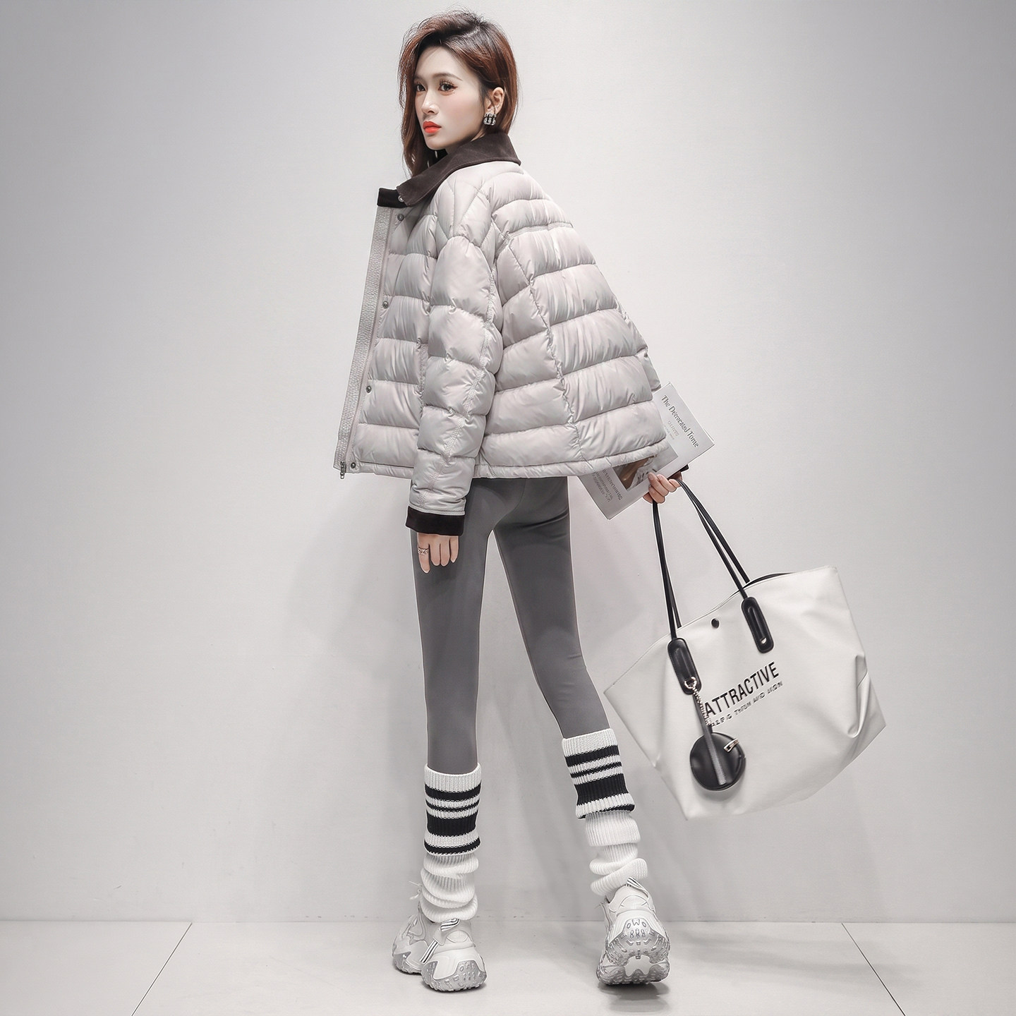 撞色翻领轻薄羽绒服女2026冬季新款时尚小个子休闲外穿薄款短外套