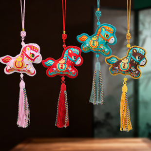 悦木2026新年小马挂饰马上有钱香囊挂件汽车挂件玄学包挂福桶装饰