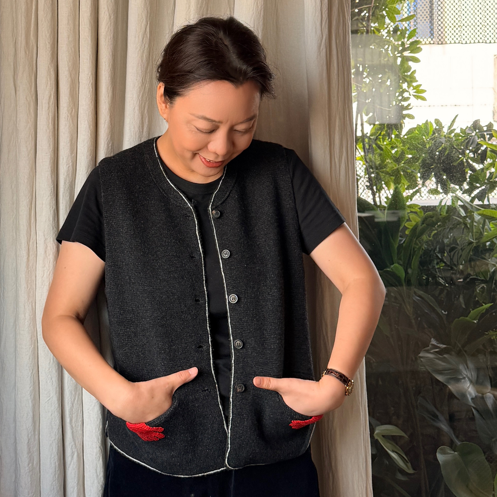 Q姐&ldquo;小手马甲&rdquo;全羊毛趣味撞色小手掌双口袋针织 52C1030