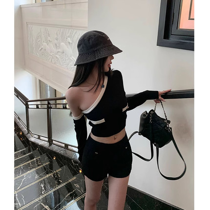 撞色斜肩小香风针织衫女秋季小众设计感修身显瘦短款设计感上衣潮