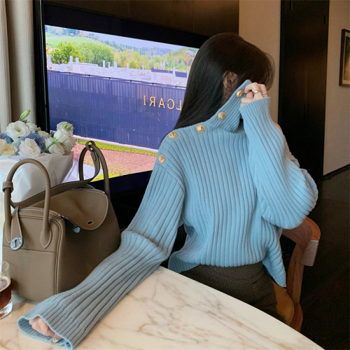 金扣不规则高领竖条纹慵懒毛衣