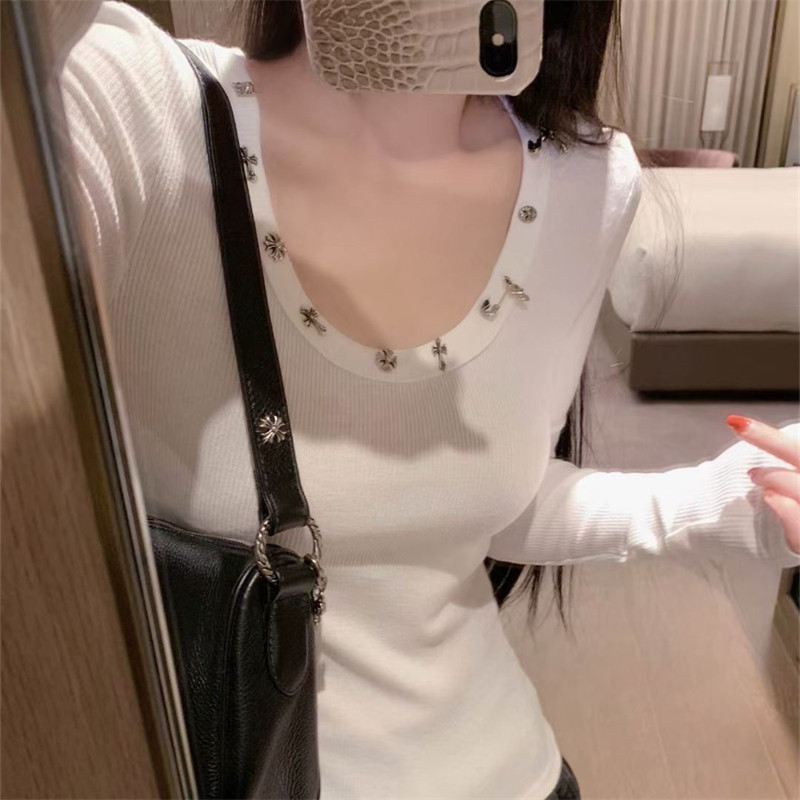 十字架金属别针装饰U领长袖T恤女秋冬新款纯欲辣妹修身打底衫上衣