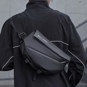 男士斜挎包通勤包胸包男款骑行包机车背包运动男生单肩包潮-X