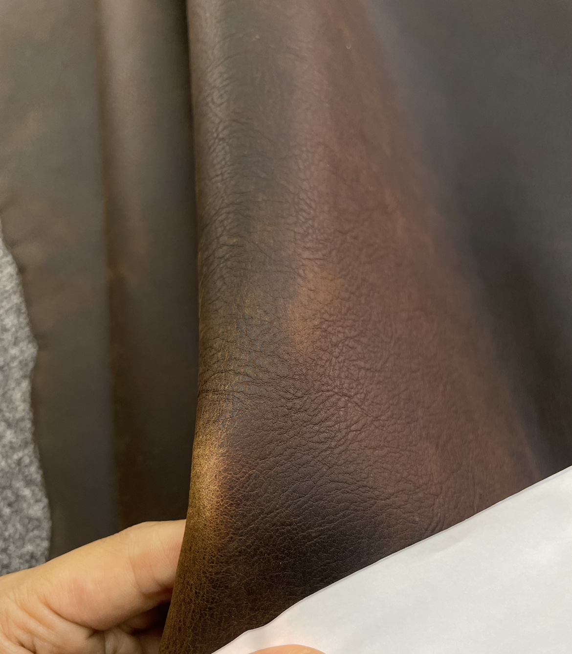阳光皮料 意大利进口复古棕疯马皮 手感挺 厚度1.5mm大货12元一尺