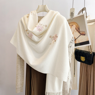 白色刺绣围巾女士冬季妈妈旗袍披肩外搭两用高级感羊绒感斗篷披风