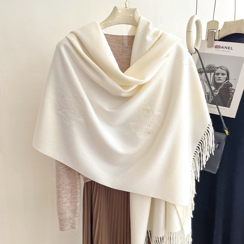白色围巾妈妈2025新款冬季羊绒感旗袍披肩外搭高级感刺绣斗篷披风
