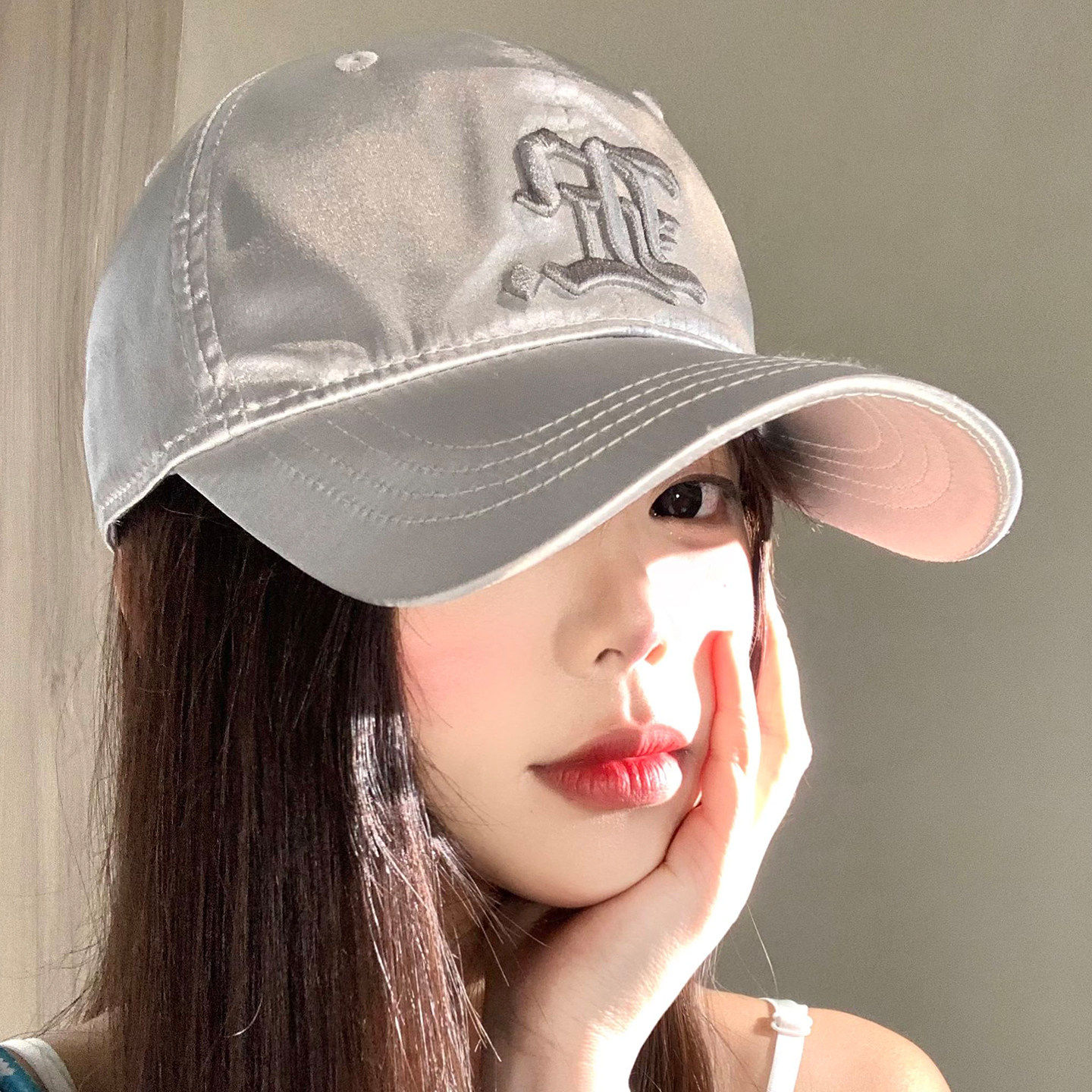 字母刺绣缎面弯檐棒球帽女防晒