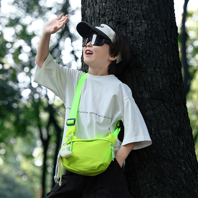 户外休闲儿童包包男童潮酷轻便布包洋气男孩出游单肩斜挎迷你小包