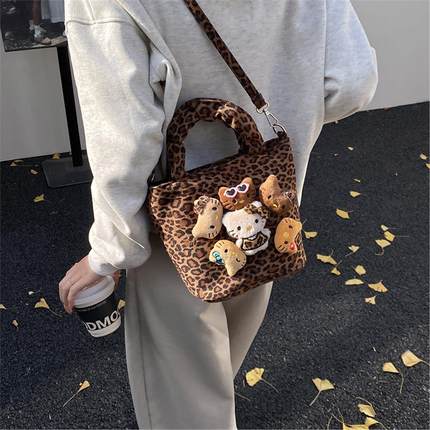 2025新款HelloKitty水桶包女可爱手拎便当包卡通凯蒂猫毛绒斜挎包