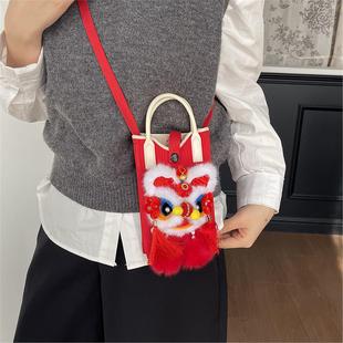 2026醒狮新年红色斜挎包儿童秋冬高级感毛线钩织棉线针织包包