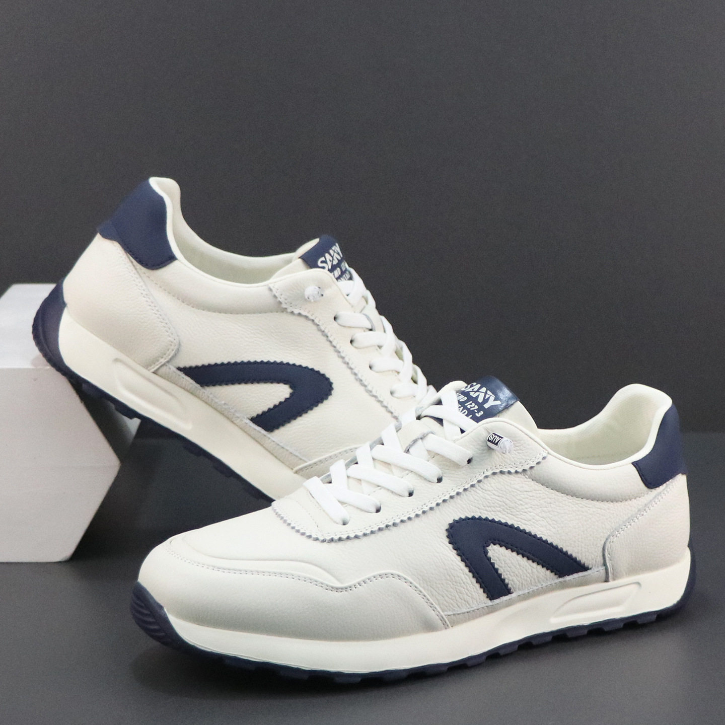 男鞋2026新款春季小白鞋百搭真皮运动休闲鞋小众爆款潮鞋轻便软底