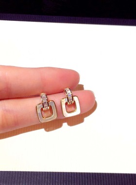 方形耳钉简约女小巧2024年新款潮精致高级感白色贝壳耳环轻奢耳坠
