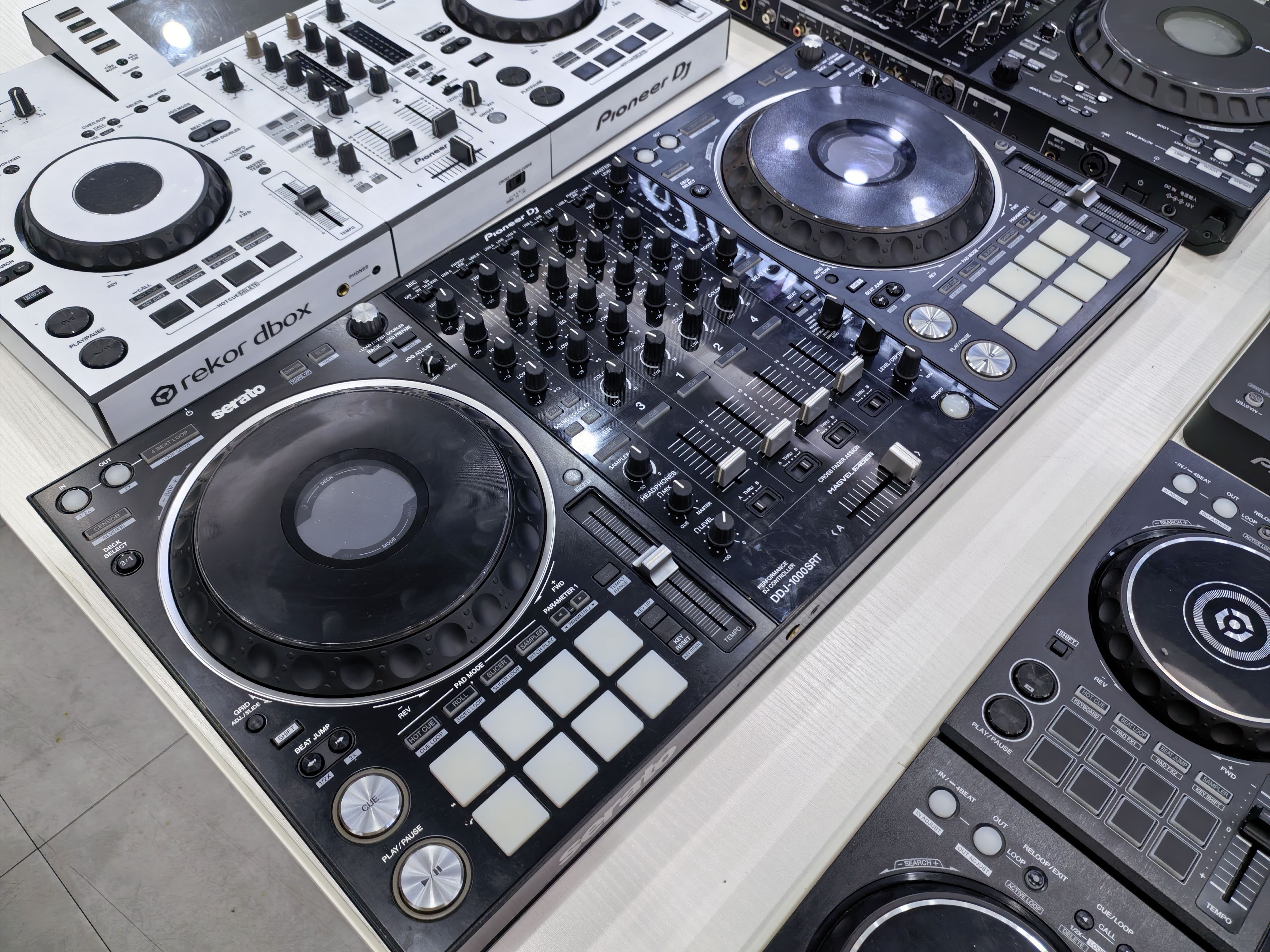 先锋打碟机DDJ1000srt带机箱a1706电脑