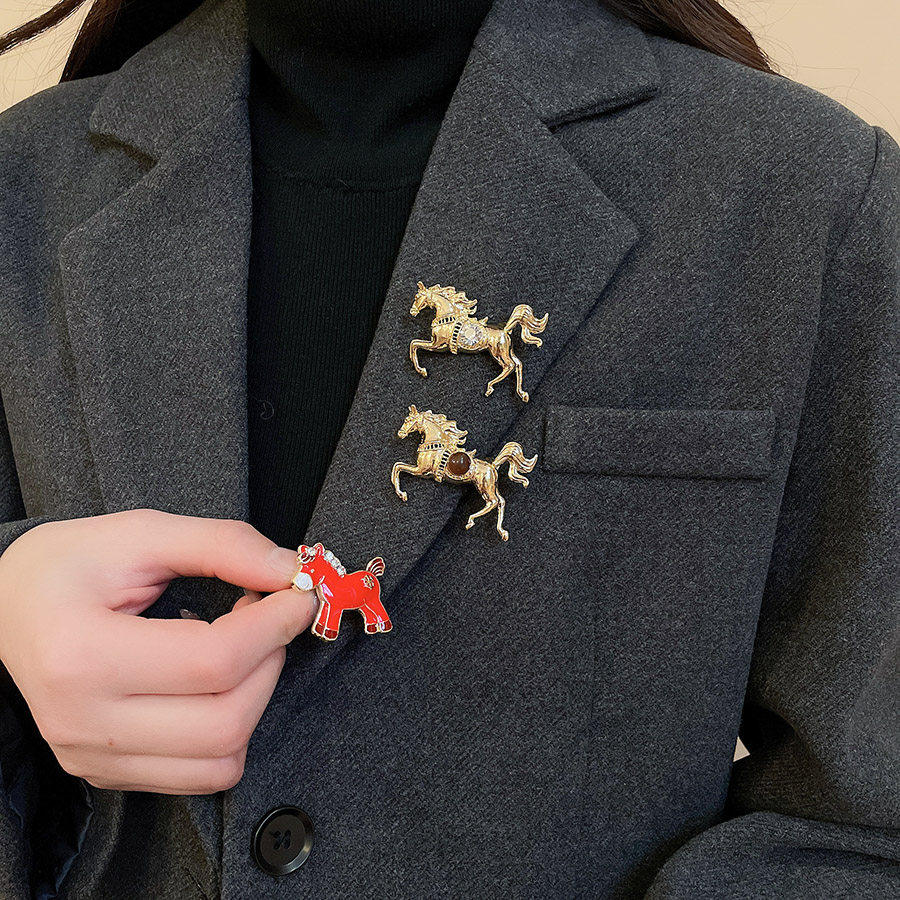 轻奢精致高级感镶锆石小马胸针