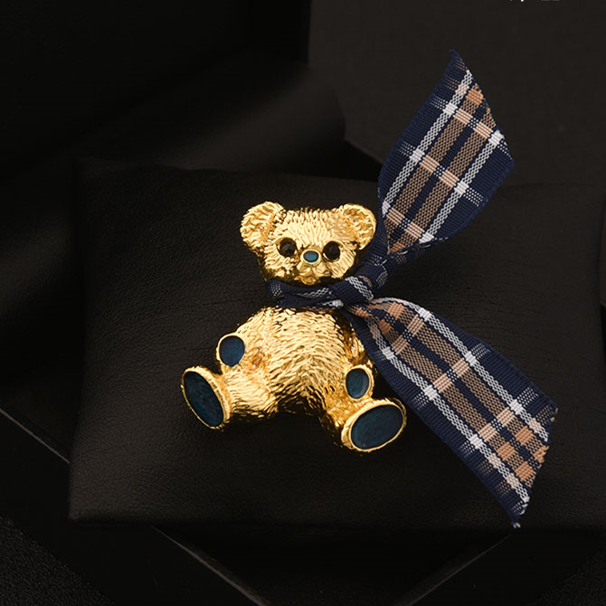棋盘格丝带蝴蝶小熊胸针