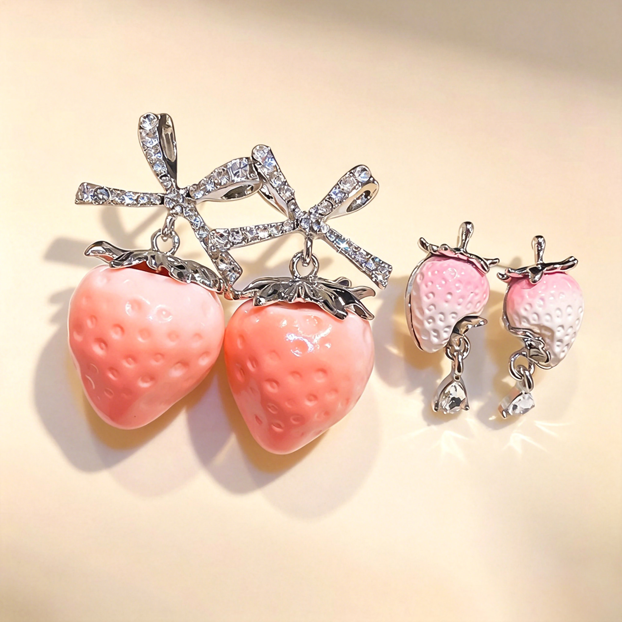 MEILAIFUREN草莓水钻蝴蝶结耳钉