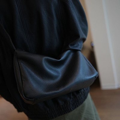 软糯牛皮简约通勤大容量枕头包