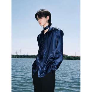 禁欲系男模穿搭缎面飘带垫肩蓝色衬衫男款高级感痞帅长袖衬衣外套