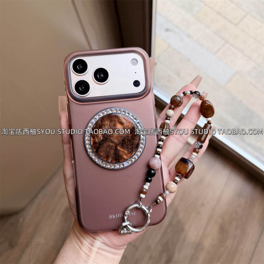 适用苹果18Promax手机壳iPhone17Pro保护套新款简约手腕链条挂绳串珠简约巨好看女款轻奢棕色硬壳磁吸支架