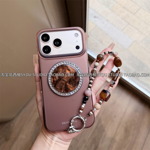 适用苹果18Promax手机壳iPhone17Pro保护套新款简约手腕链条挂绳串珠简约巨好看女款轻奢棕色硬壳磁吸支架