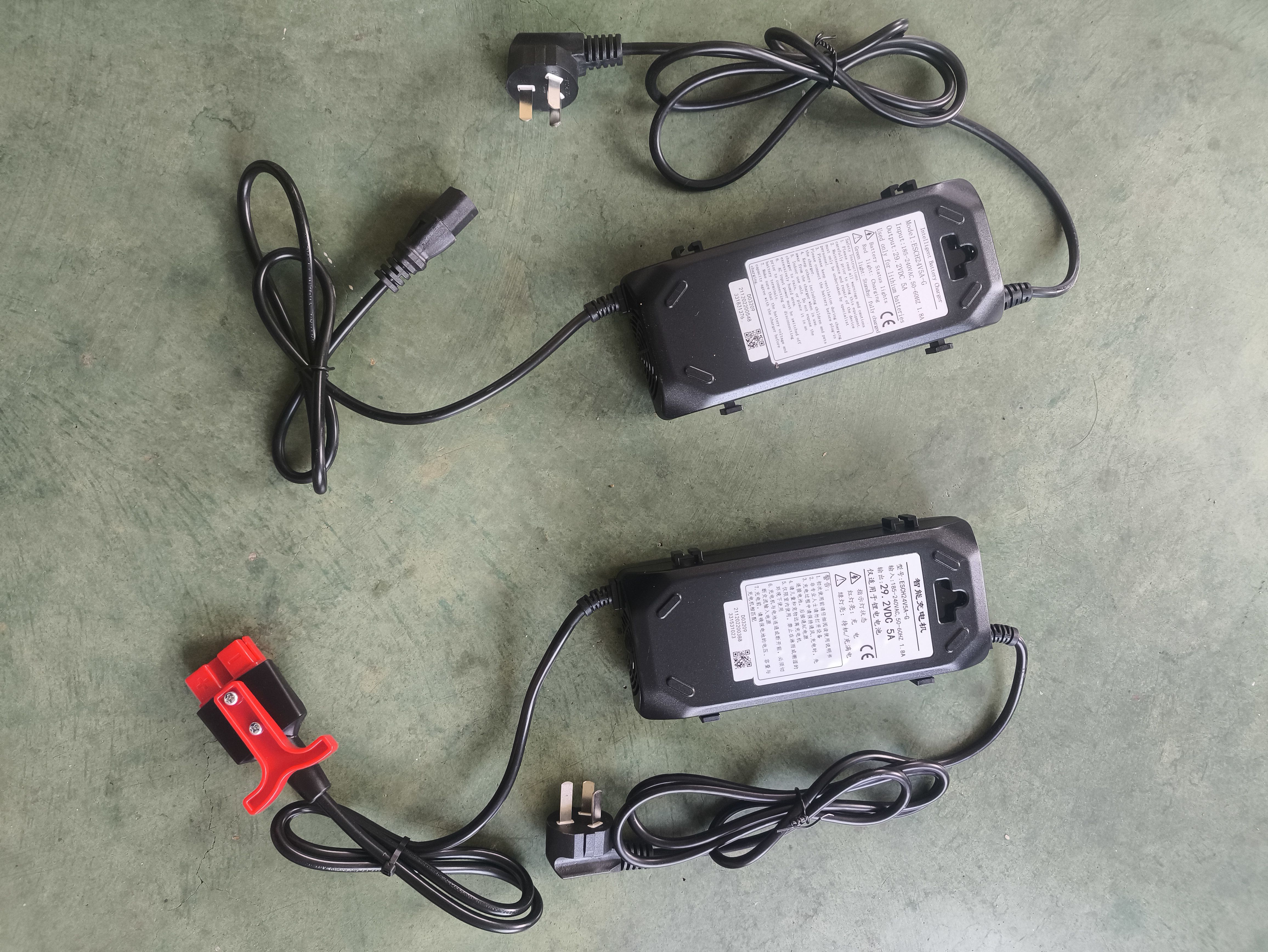 中力叉车DB4 和F4锂电池电动搬运车充电机器