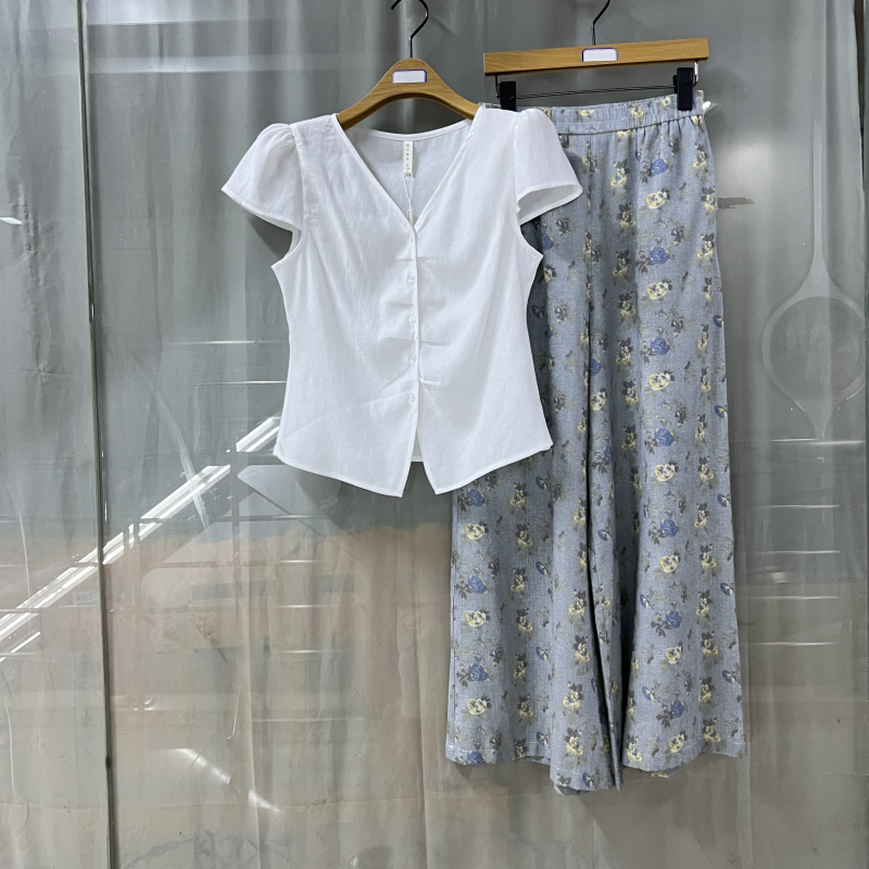 瑞25X203商场专卖2025夏时尚新品女装显瘦V领小衫碎花两件套裤潮