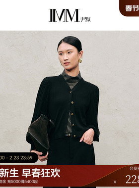 IMM尹默2025年秋醋酸天丝面料拼接压褶工艺V领毛针织衫上衣女