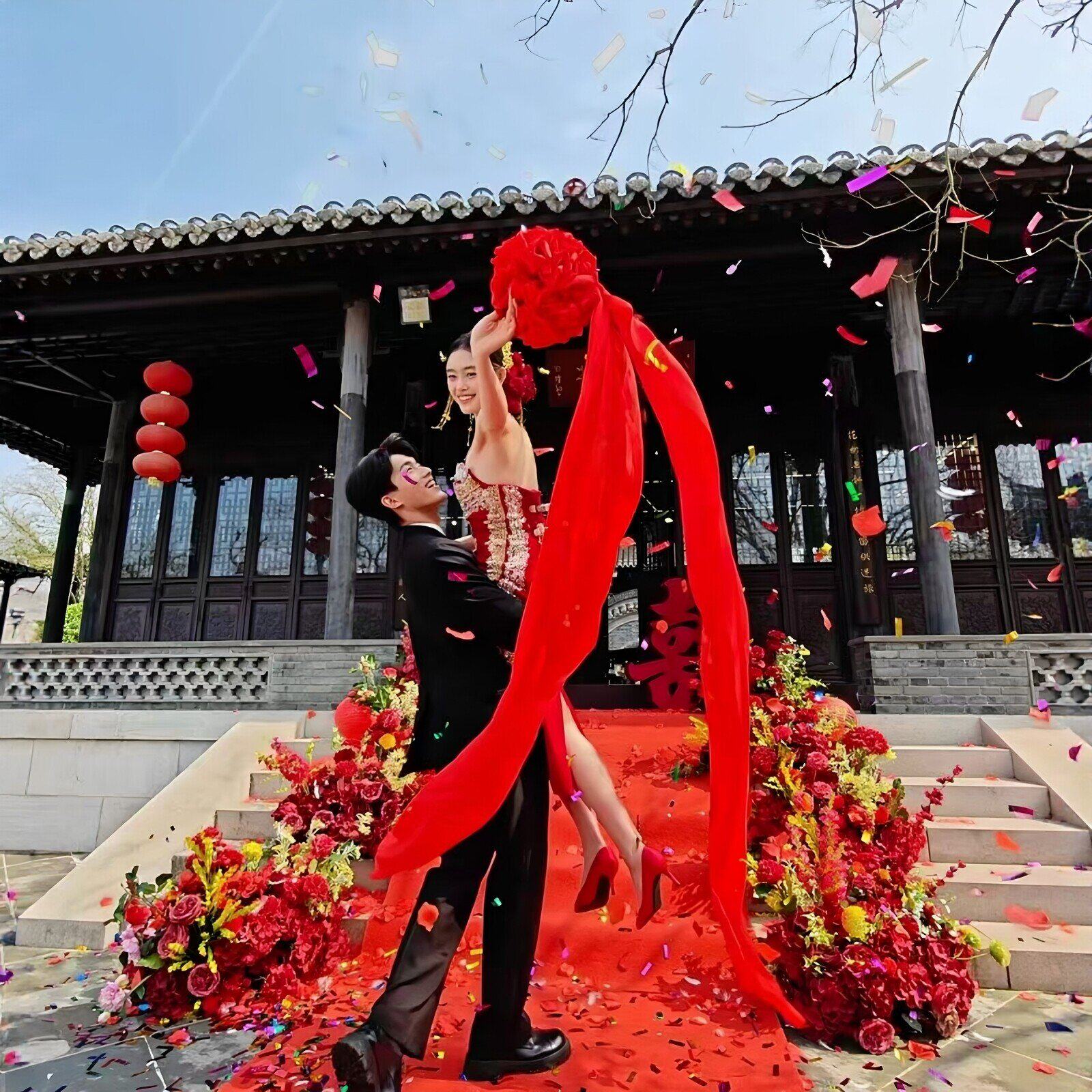 结婚绣球大红花球超长飘带中式婚礼婚纱照氛围感拍照道具出片神器