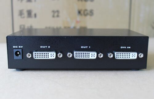 一路信号源输入，两路信号同步输出。MT-DV2H高性能运放芯片，可自动识别显示设备最高分辨率，支持最高分辨率达2048*1536，可支持串接扩充，增加显示屏的数量，自动调节信号，传输距离达20米。