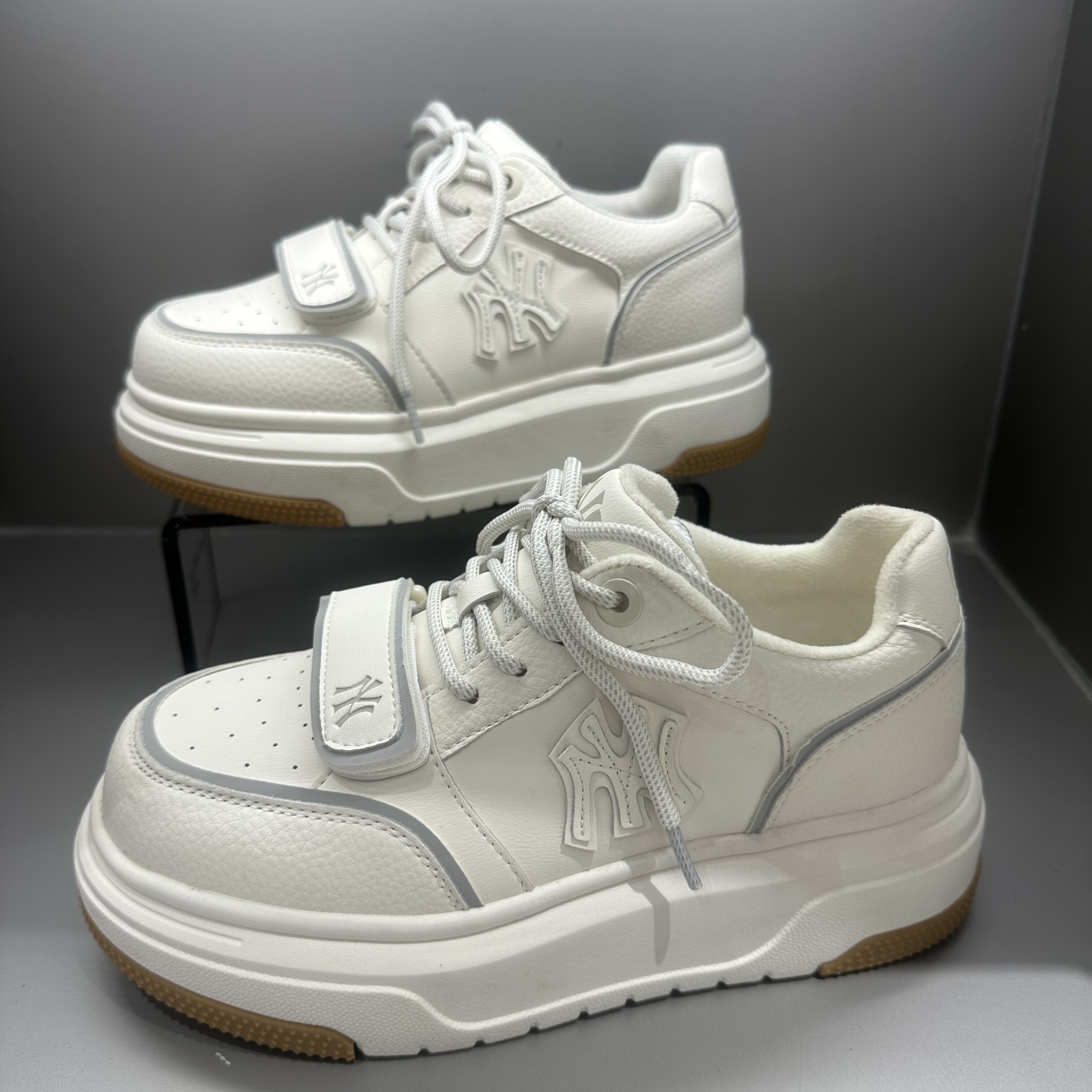 茵茵家2025新款欧洲站真皮魔术贴圆头系带小白鞋女时尚休闲板鞋潮