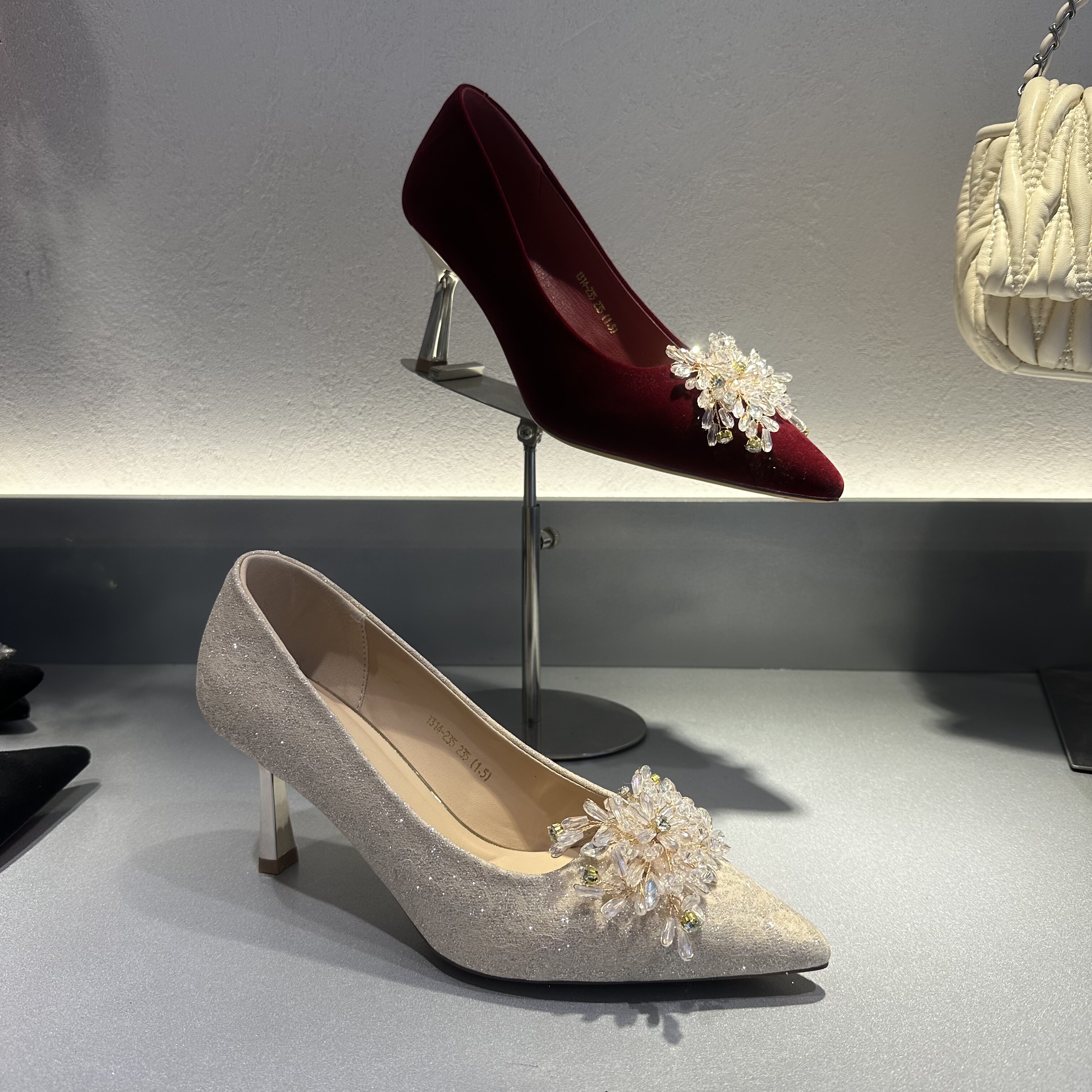 茵茵家中式红色婚鞋2026春季尖头浅口水钻单鞋女高级感香槟色婚鞋