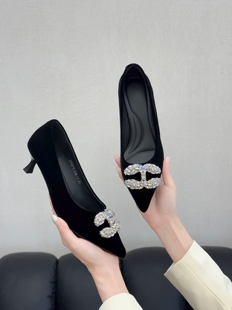 茵茵家日系细跟黑色水钻浅口单鞋女2025春秋新款时尚绒面职业单鞋