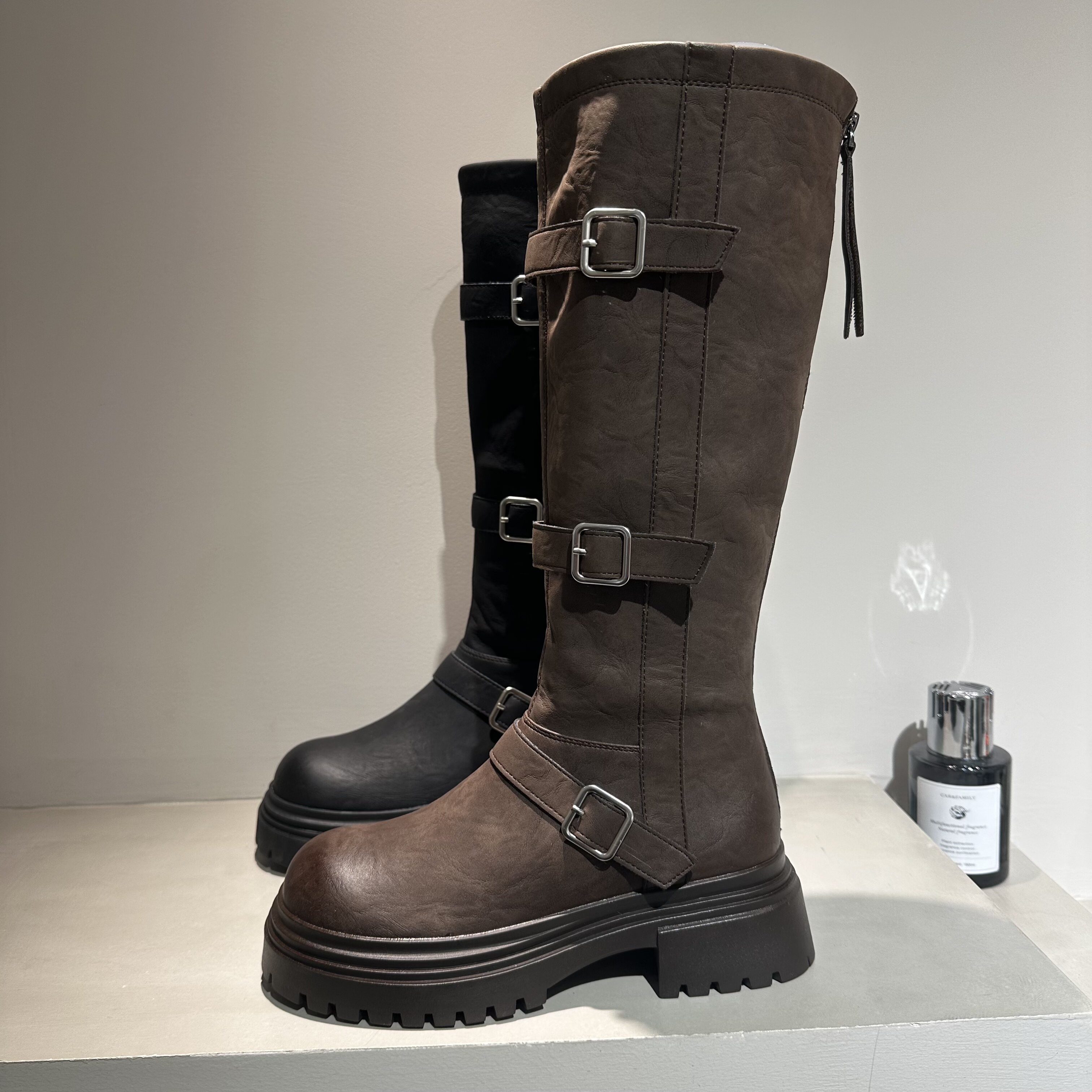 茵茵家2025秋冬秋韩版复古加绒圆头长筒靴女韩版粗跟皮带扣骑士靴