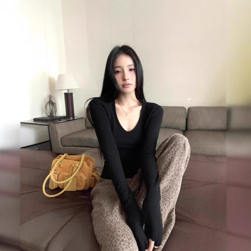 纯欲风简约V领德绒长袖T恤女2025秋季新款修身显瘦百搭打底衫上衣