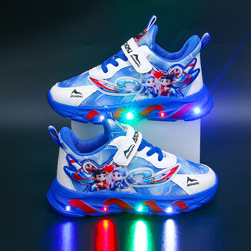 哪吒男童鞋子亮灯发光儿童运动鞋男孩休闲软底跑步中大童网面透气