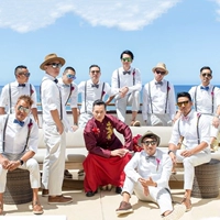 Белая рубашка, белые штаны, подтяжки, галстук-бабочка