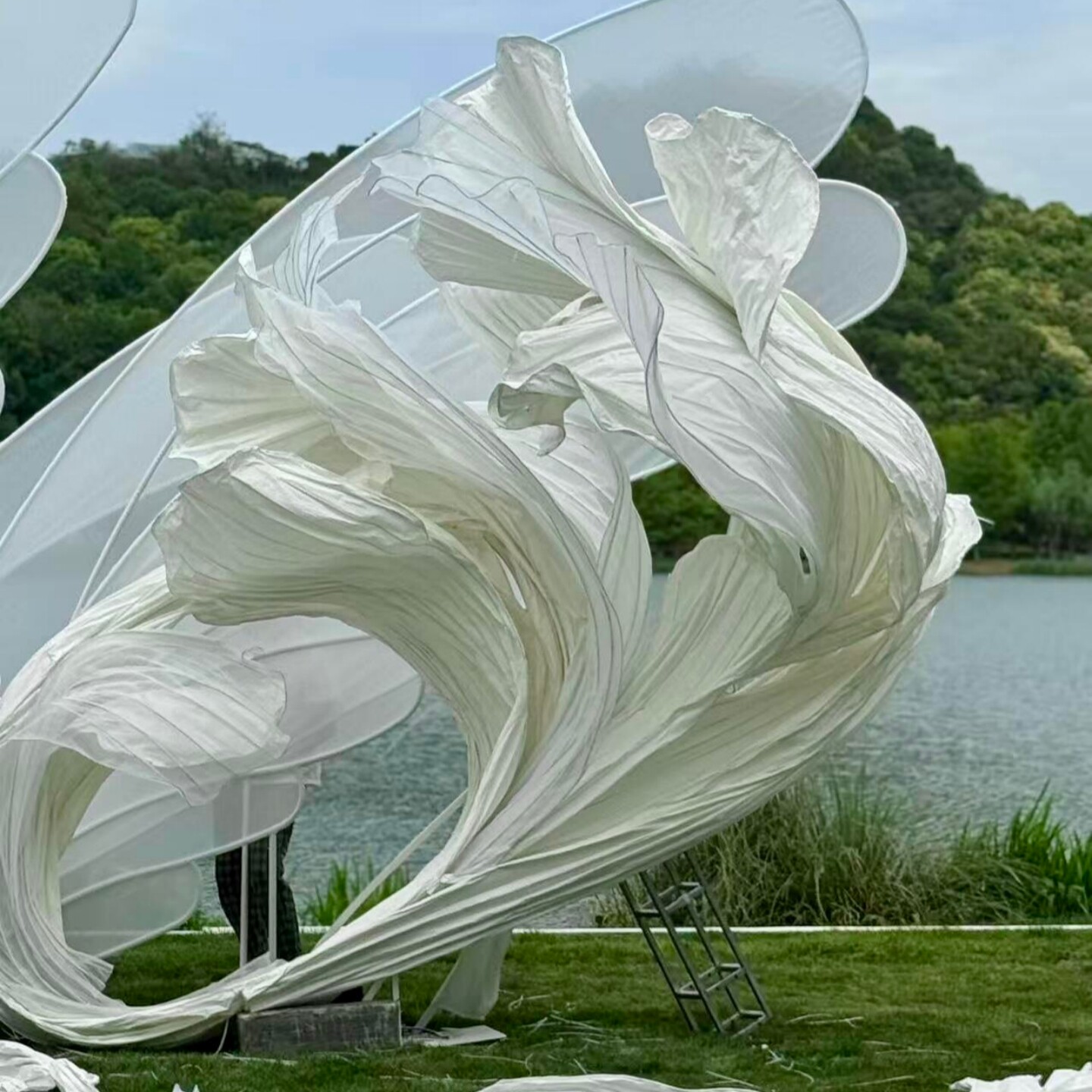 婚庆巨型花白色纸艺飘带