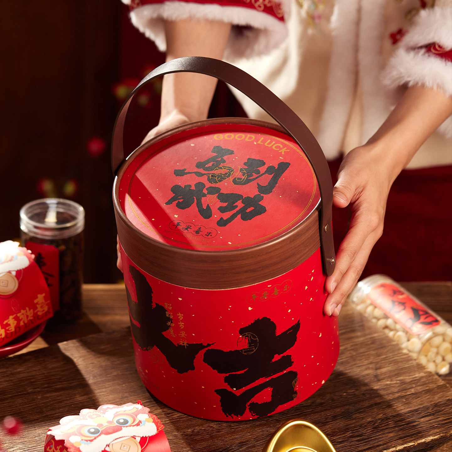 新年礼盒包装2026马年礼盒手提圆筒盒糖果饼干零食礼盒包装抱抱桶