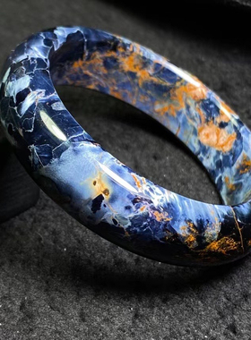 天然彼得石手镯圈口:58mm，重:60.65克，规格:16.8*9mm