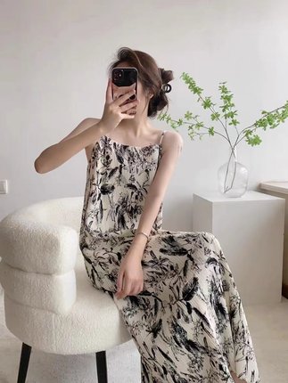 方领碎花吊带连衣裙女2025夏季新款小众气质提花压褶吊带长裙甜美