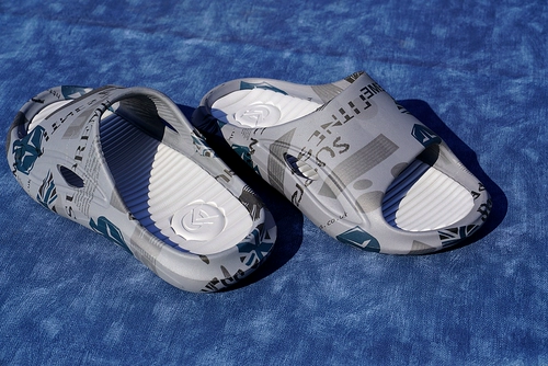 38-45 ярдов одно серая высокая бомба с толстыми толстыми тапочками сандалии.